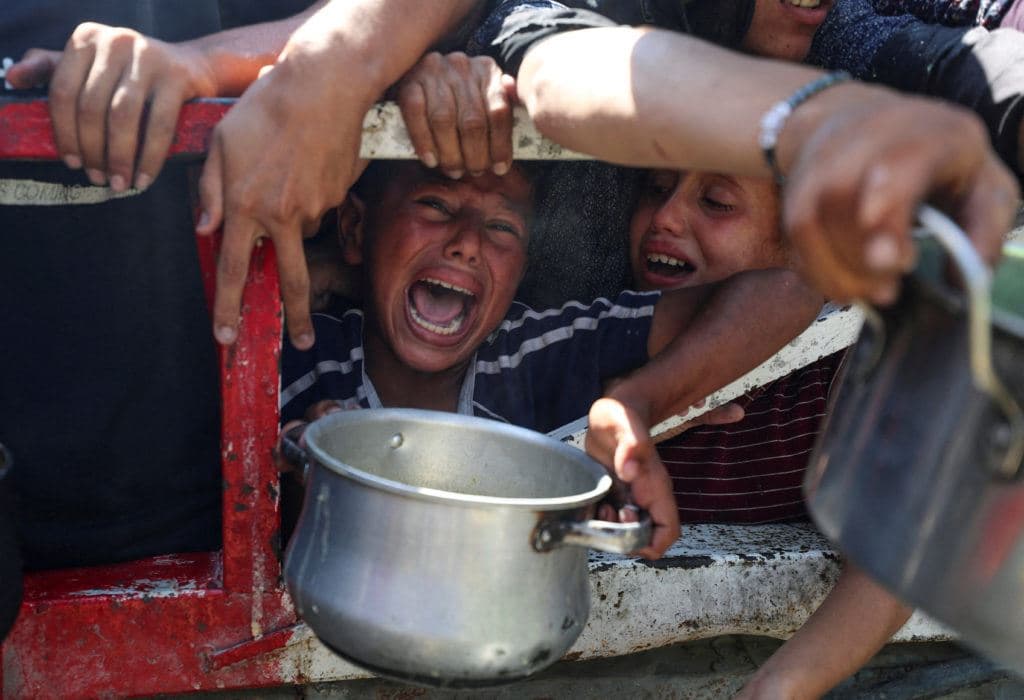 هاواری منداڵێک لە غەززە لە کاتی وەرگرتنی خواردن