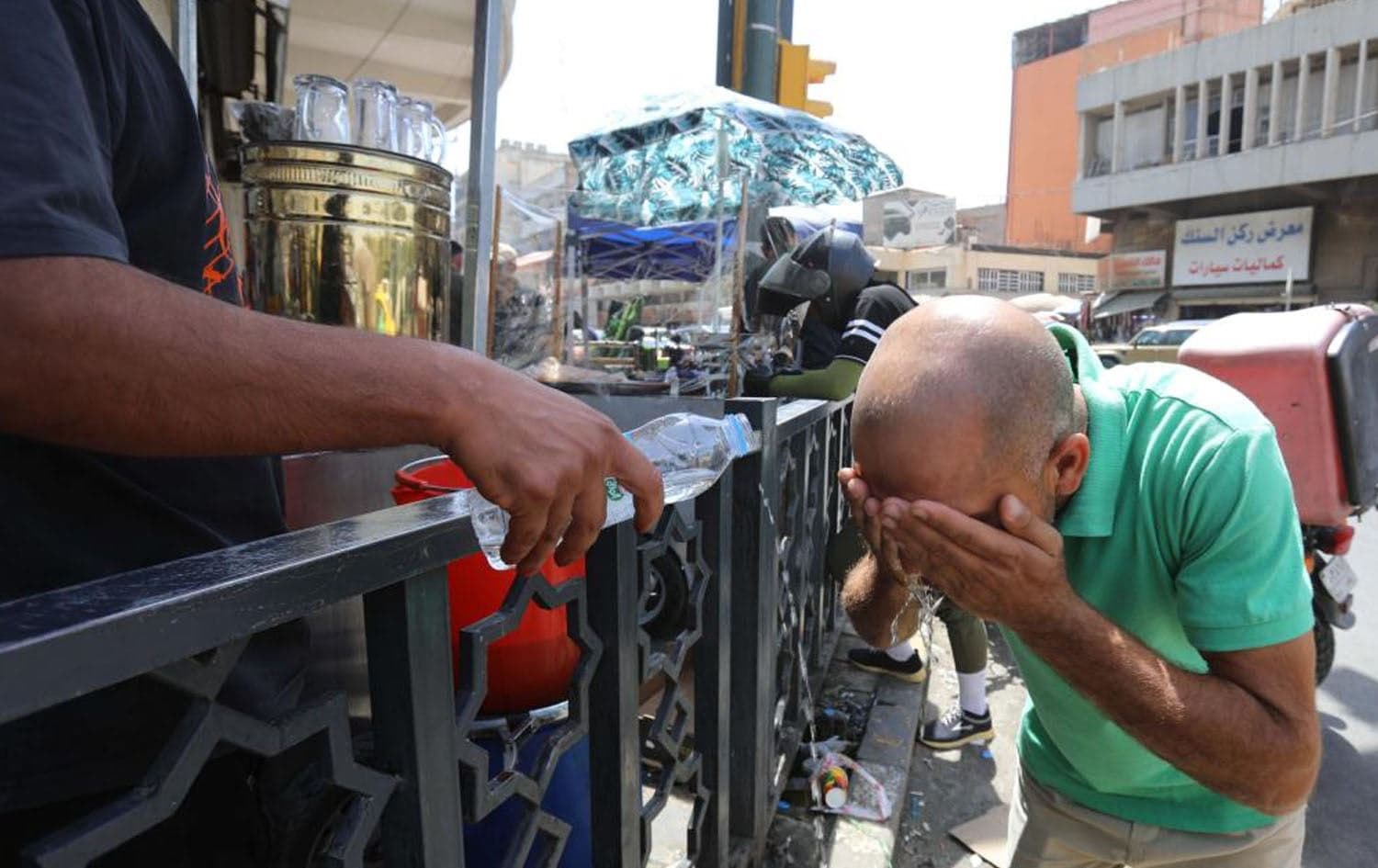 پیاوێکی بەتەمەن لە بەغدا خۆی فێنک دەکاتەوە. وێنە: Xinhua