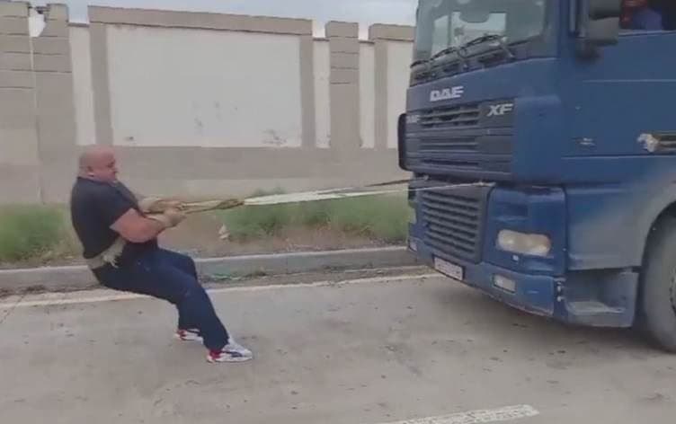 VİDEO - Azerbaycan'ın 'Herkül'ü işsiz: Üç tırı tek başına çekiyor