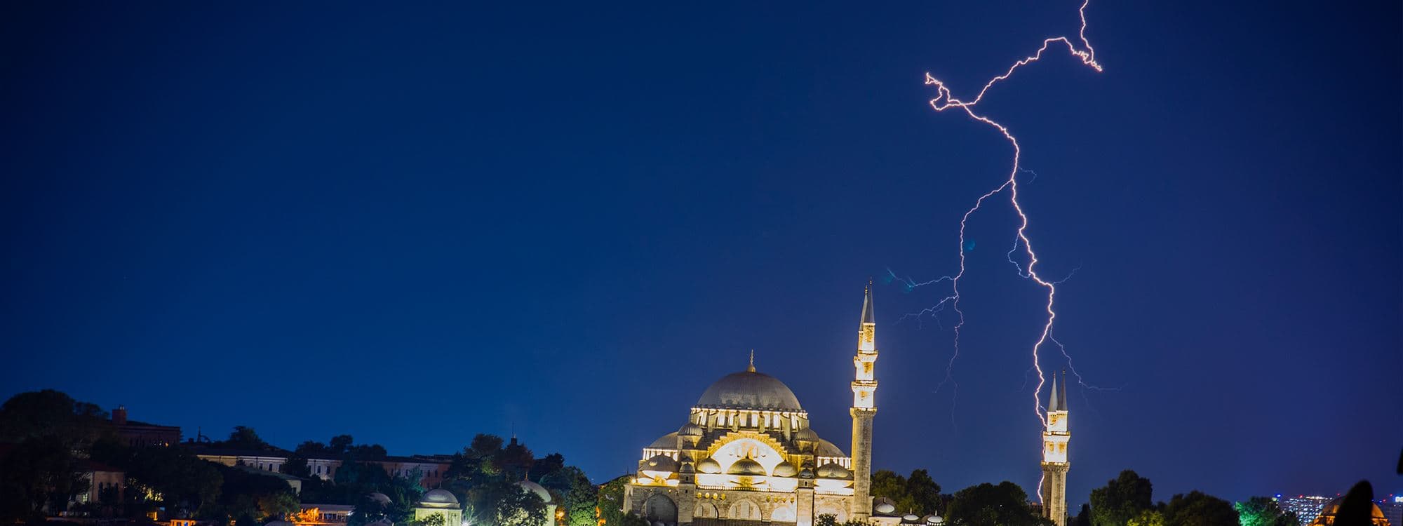 FOTO - İstanbul'da sağanak etkili oldu: Şimşekler geceyi aydınlattı