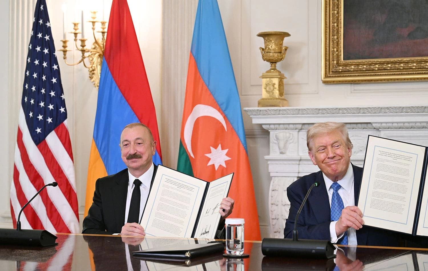 Trump ile Aliyev (Sol başta) ve Paşinyan, ikili görüşmelerinin ardından ortak basın toplantısında açıklamalarda bulundu. / AA