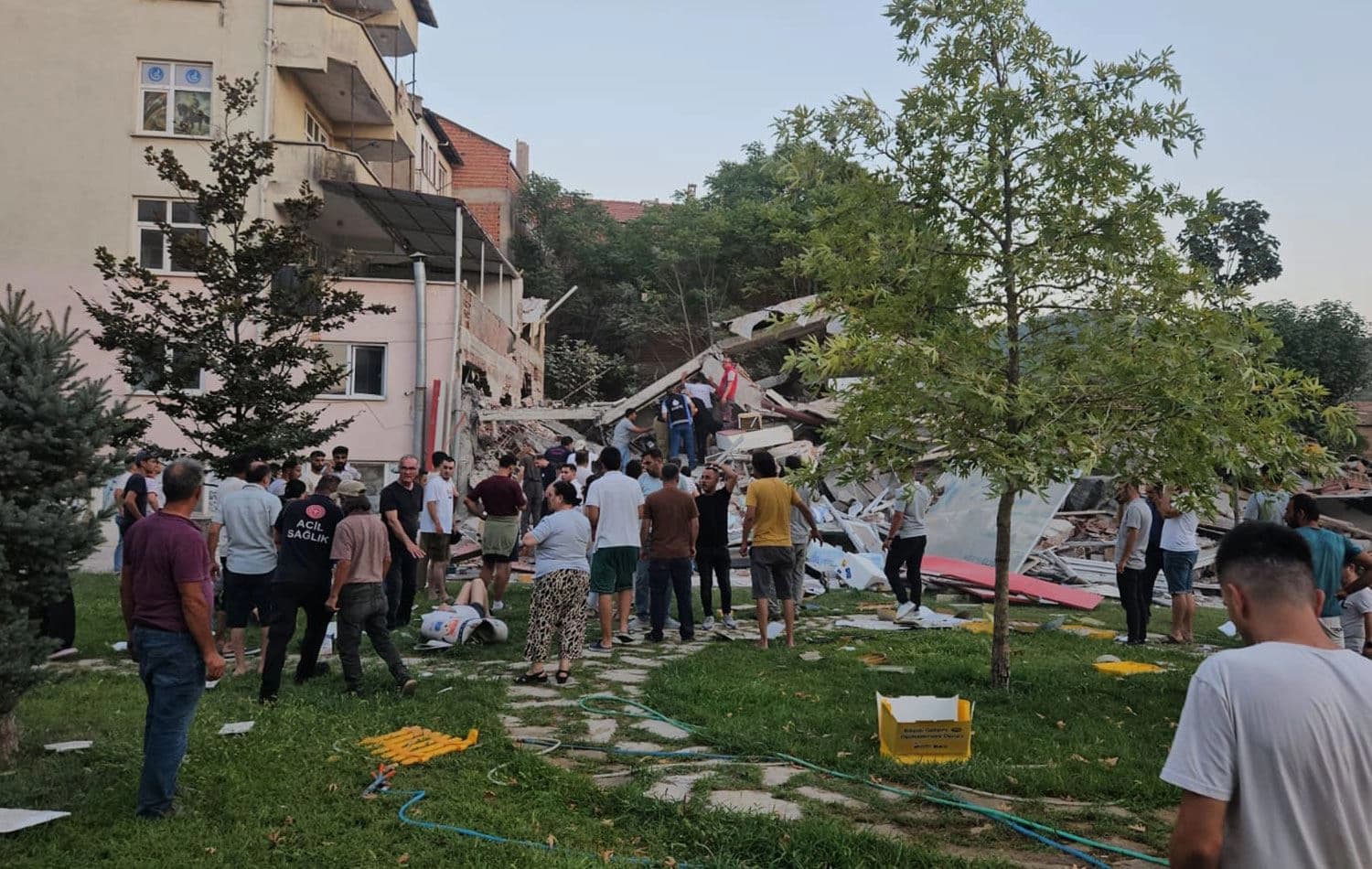 Balıkesir'in Sındırgı ilçesinde saat 19.53'te 6,1 büyüklüğünde deprem meydana geldi. / AA