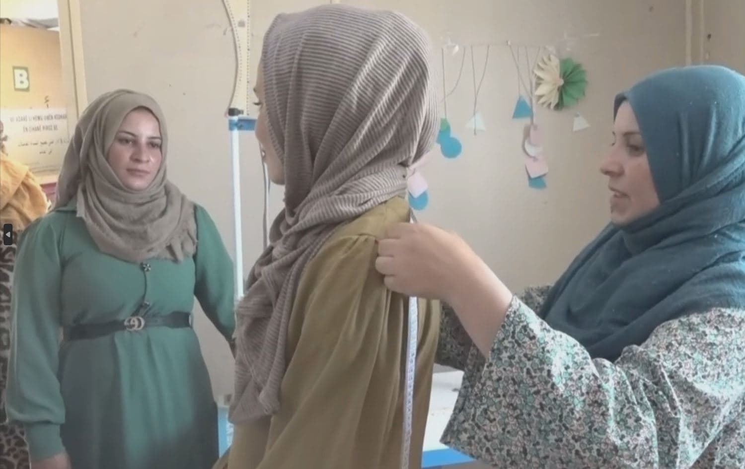 Rêxistina Sarayê li Kampa Newrozê keçan fêrî dirûtinê dike / Wêne: JINHA