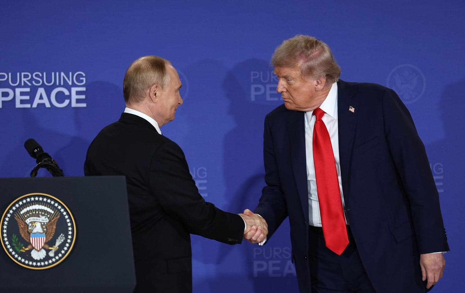 ترەمپ و پووتین تەوقە دەکەن. وێنە: Kremlin Basın Merkezi