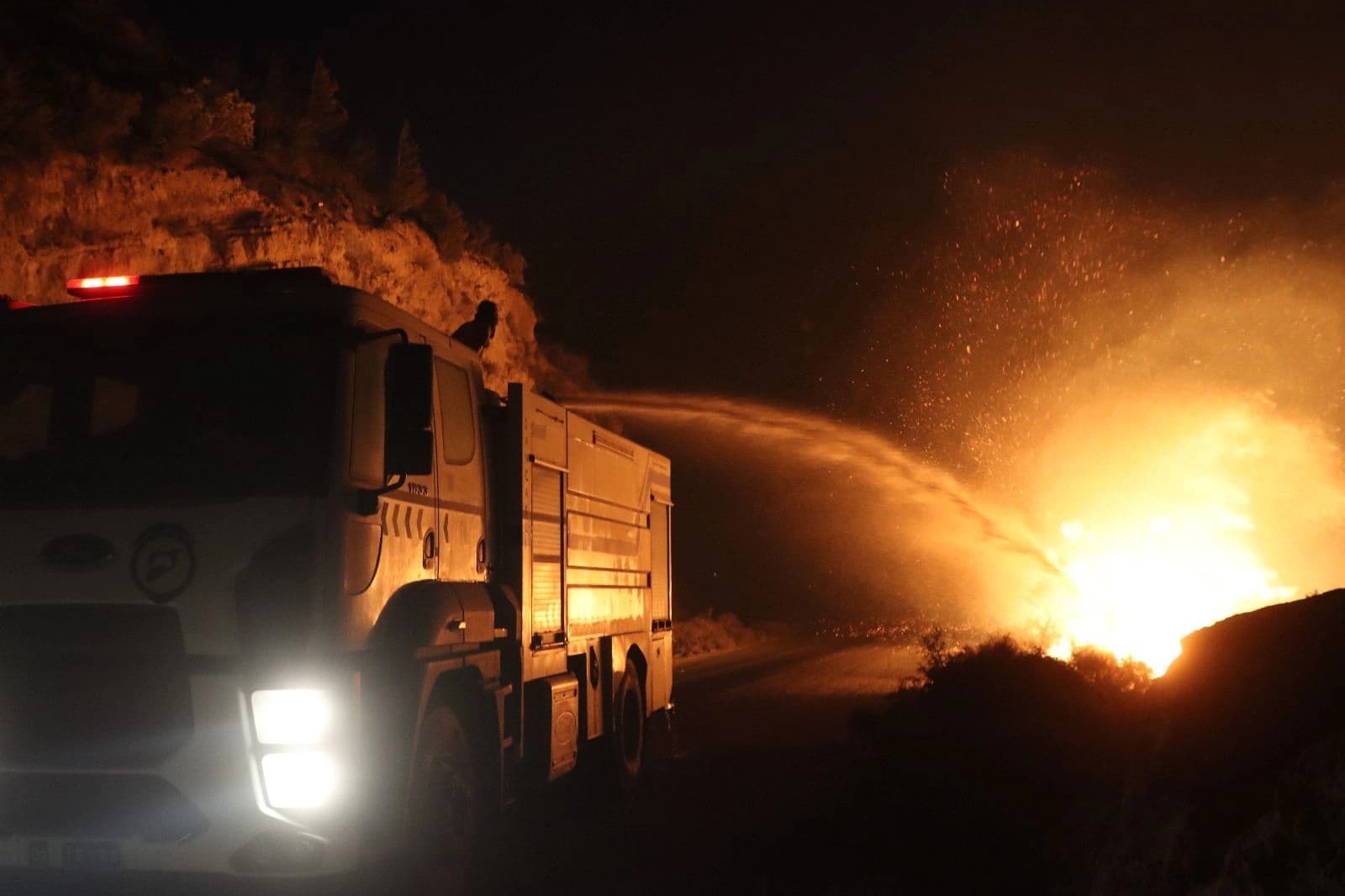Firefighting teams trying to extinguish wildfires in Latakia, Syria on August 15, 2025. Photo: The White Helmets/X