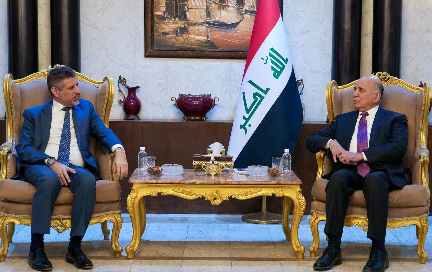 Iraqi Foreign Minister Fuad Hussein (right) and Steve Fagin, charge d'affaires of the US embassy in Baghdad (left), in a meeting in Baghdad on August 18, 2025. Photo: Iraqi foreign ministry