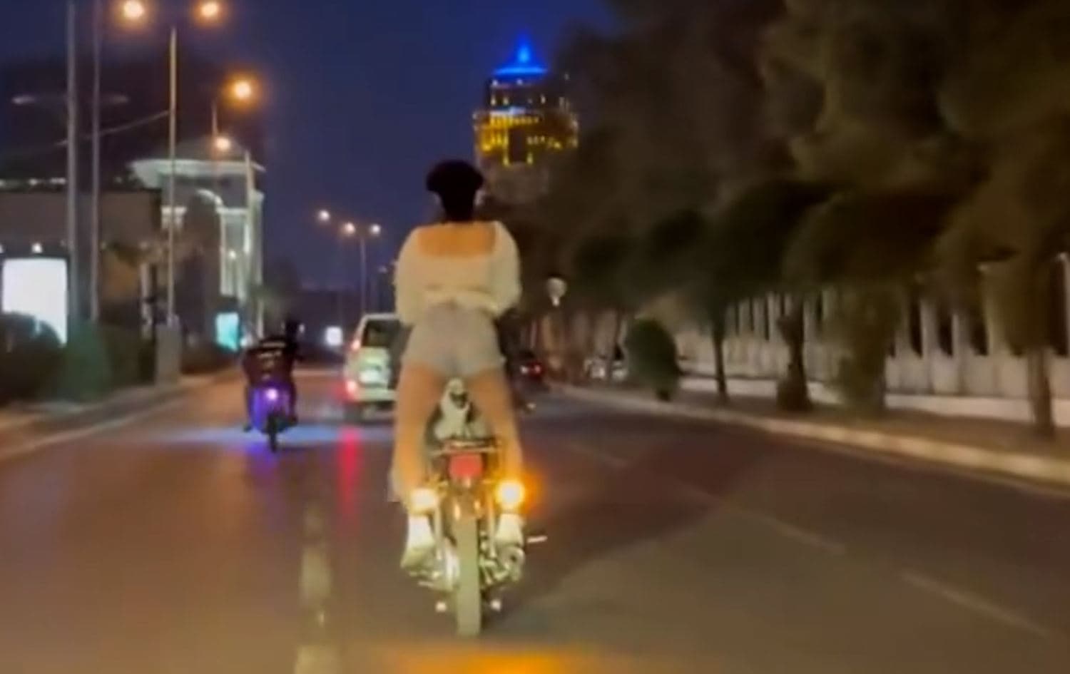 دیمەنێک لەو ڤیدیۆیەی لە تۆڕە کۆمەڵایەتییەکان بڵاوبووەتەوە و تێیدا ماتۆڕسوارێک و کچێک بە سواری ماتۆڕێکەوە سەرکێشی دەکەن