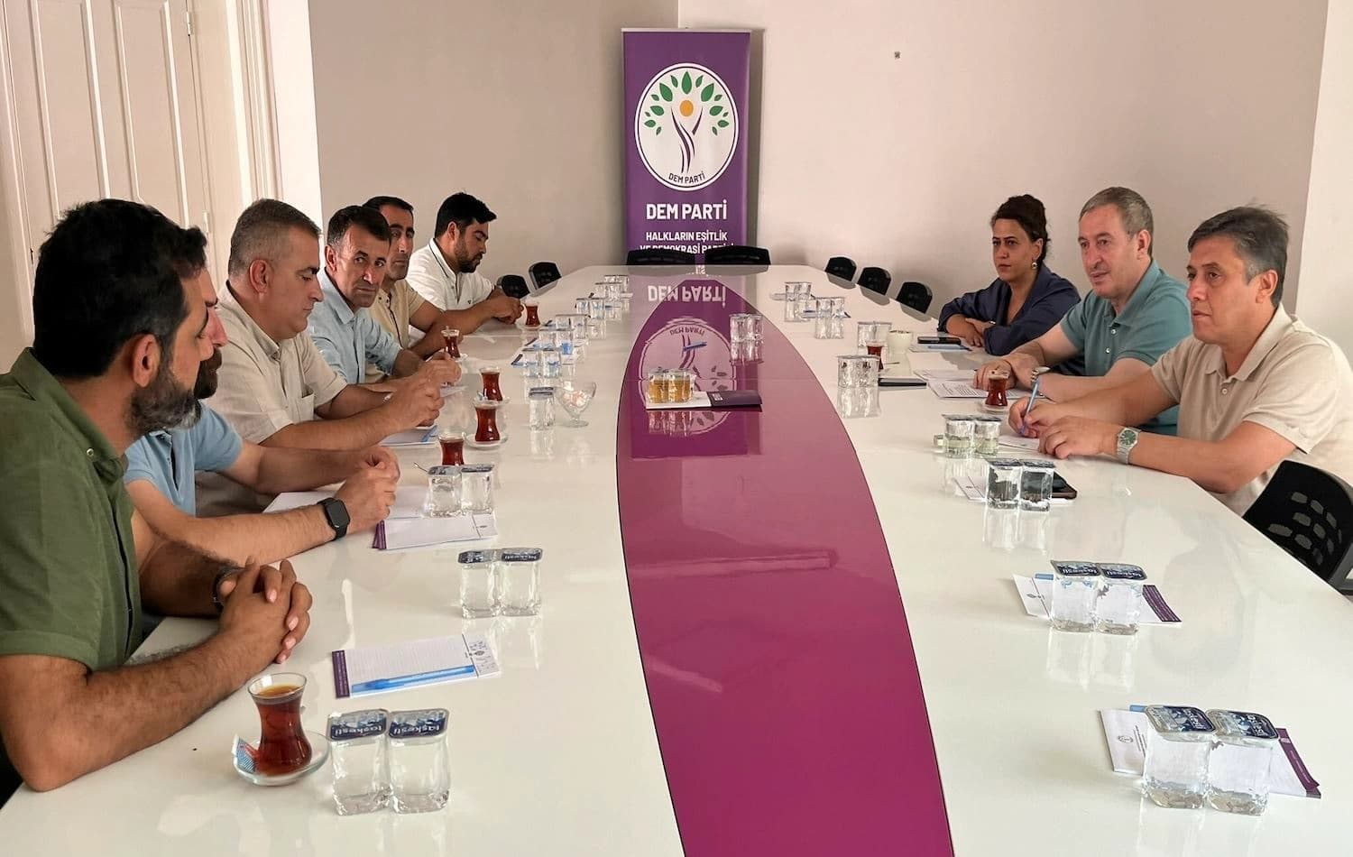 Bakirhan bi karkerên ku qeyûmê Wanê ew ji kar derxistibûn re civiya/Wêne: DEM Partî