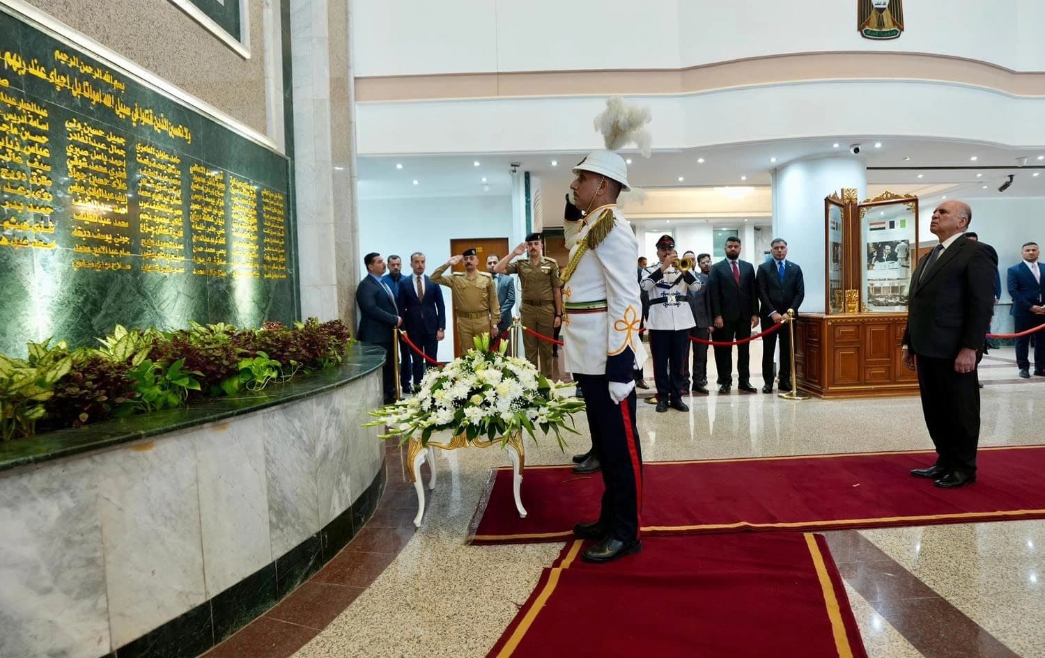 بەشداریی فوئاد حوسێن، وەزیری دەرەوەی عێراق لە رێوڕەسمی ساڵیادی تەقینەوەکەی 2009 لە باڵەخانەی وەزارەتەکەی