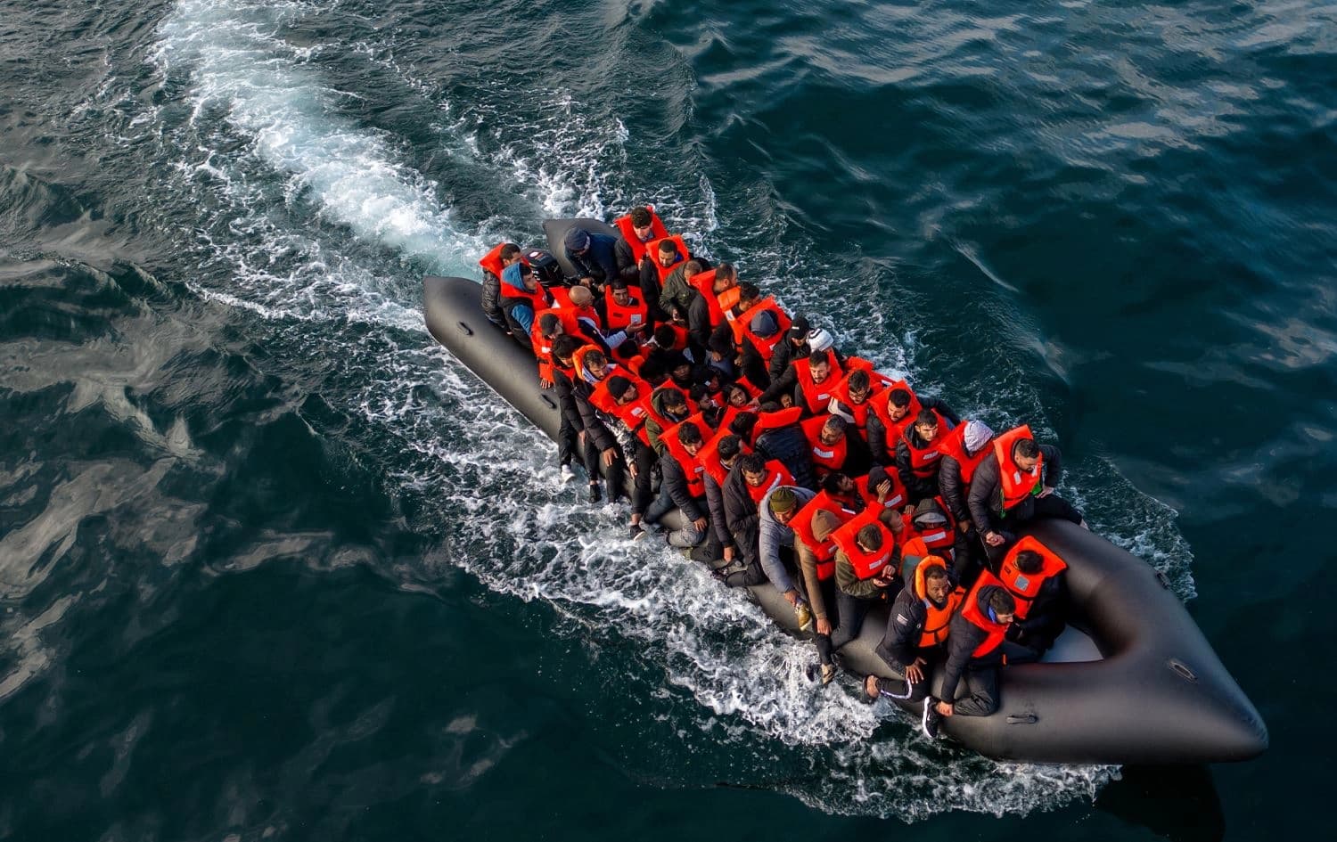 بەلەمێکی کۆچبەران لە نۆکەندی ئینگلیزی دەپەڕێتەوە. وێنە: Reuters