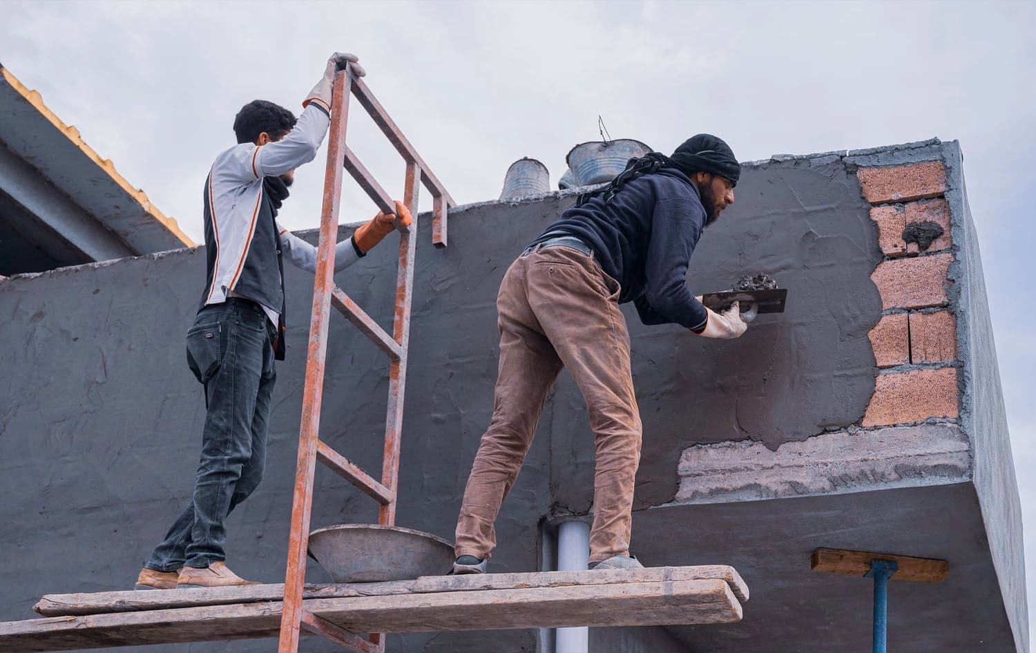 Two construction workers in the Kurdistan Region working on a scaffolding without taking proper safety measures. File photo: Bilind T. Abdullah/Rudaw