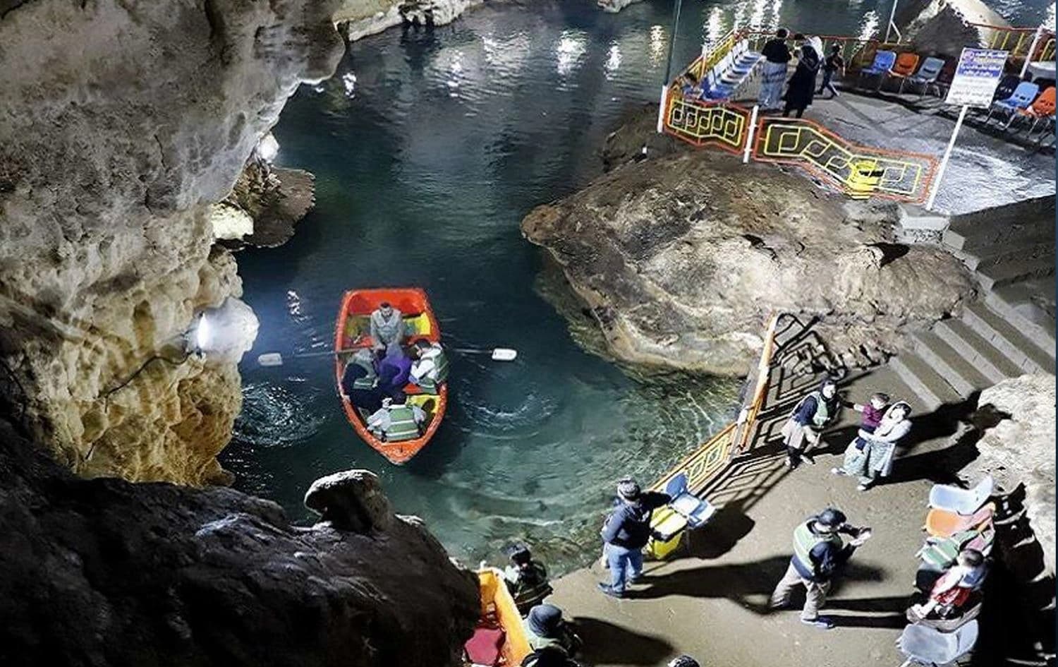  دیمەنێکی نێو ئەشکەوتی سەهۆڵانی مهاباد.
