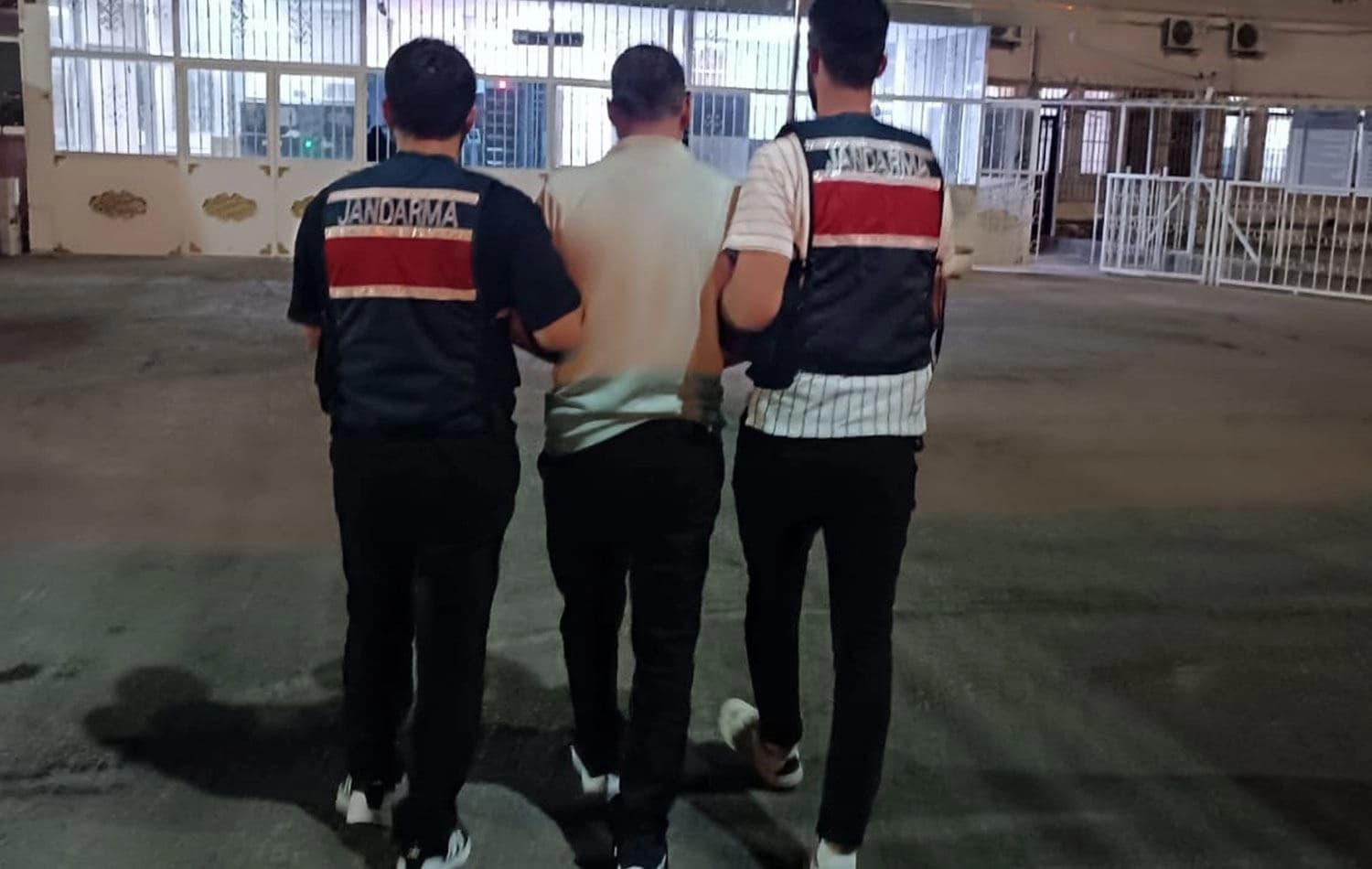 Kırmızı bültenle aranan IŞİD üyesi Antep'te yakalandı.