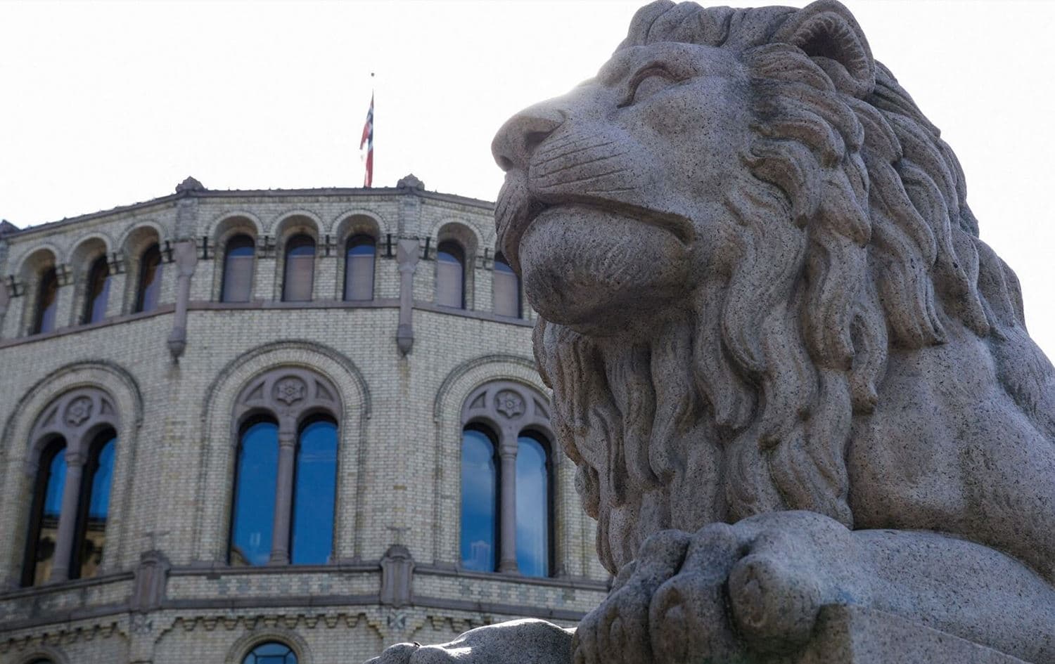 A photo taken on September 1, 2021 shows a lion statue in front of the Norwegian Parliament in Oslo, ahead of the parliamentary elections. Photo: AFP