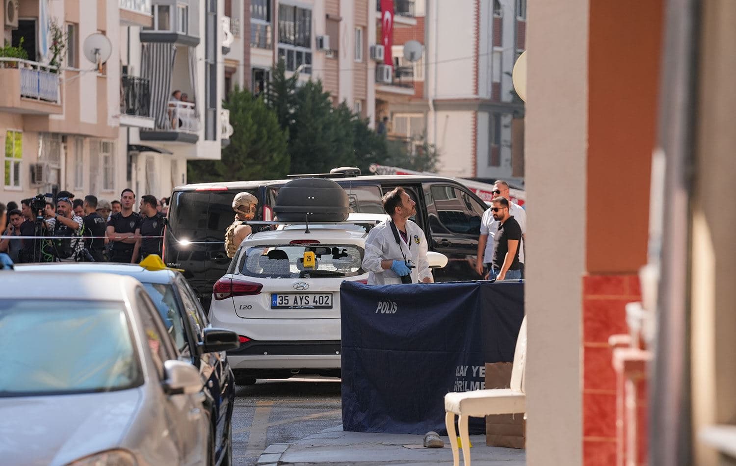 İzmir'in Balçova ilçesinde, polis merkezine yapılan silahlı saldırı sonrası olay yerinde polis ekipleri inceleme yaptı. / AA