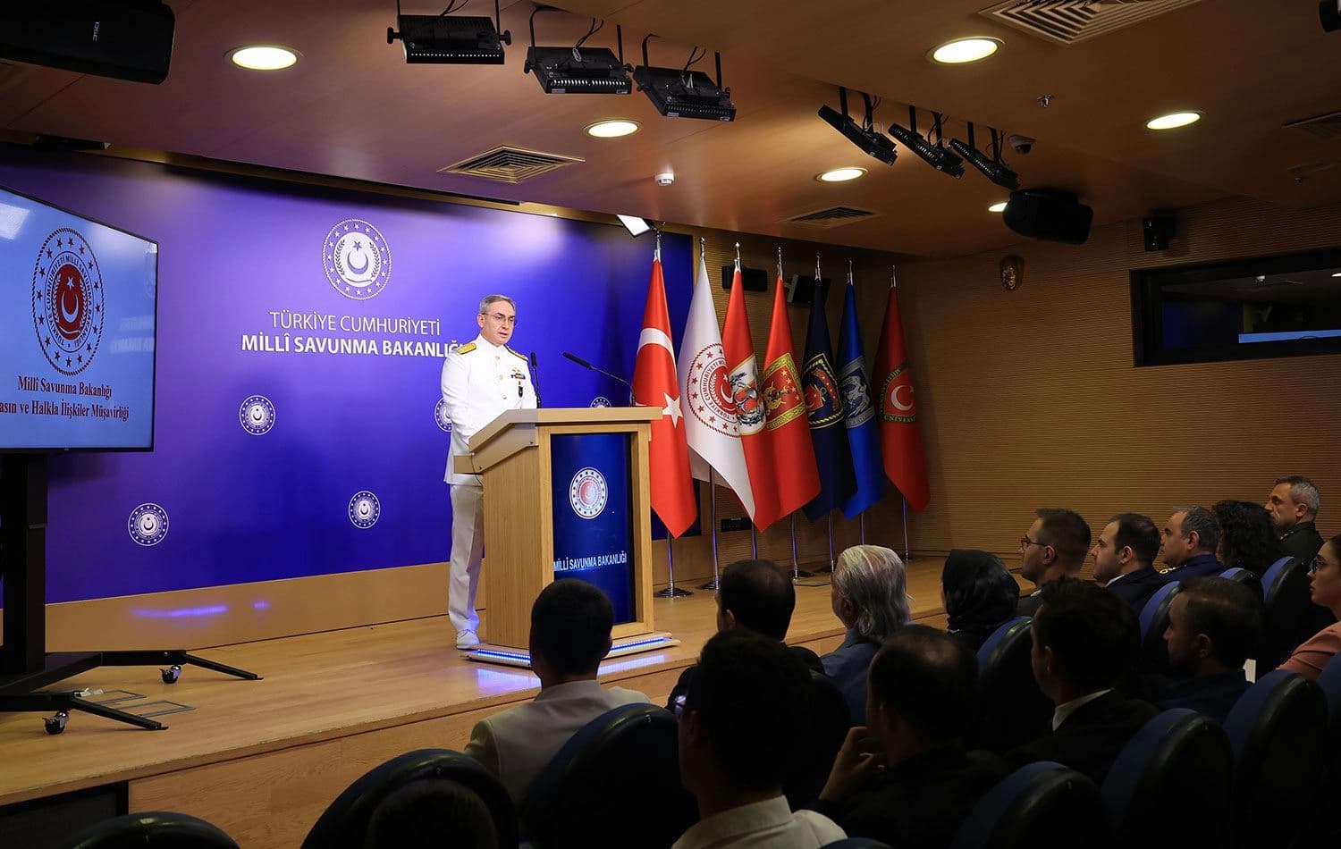 MSB Basın ve Halkla İlişkiler Müşaviri ve Bakanlık Sözcüsü Tuğamiral Zeki Aktürk, haftalık basın bilgilendirme toplantısında açıklamalarda bulundu. / AA