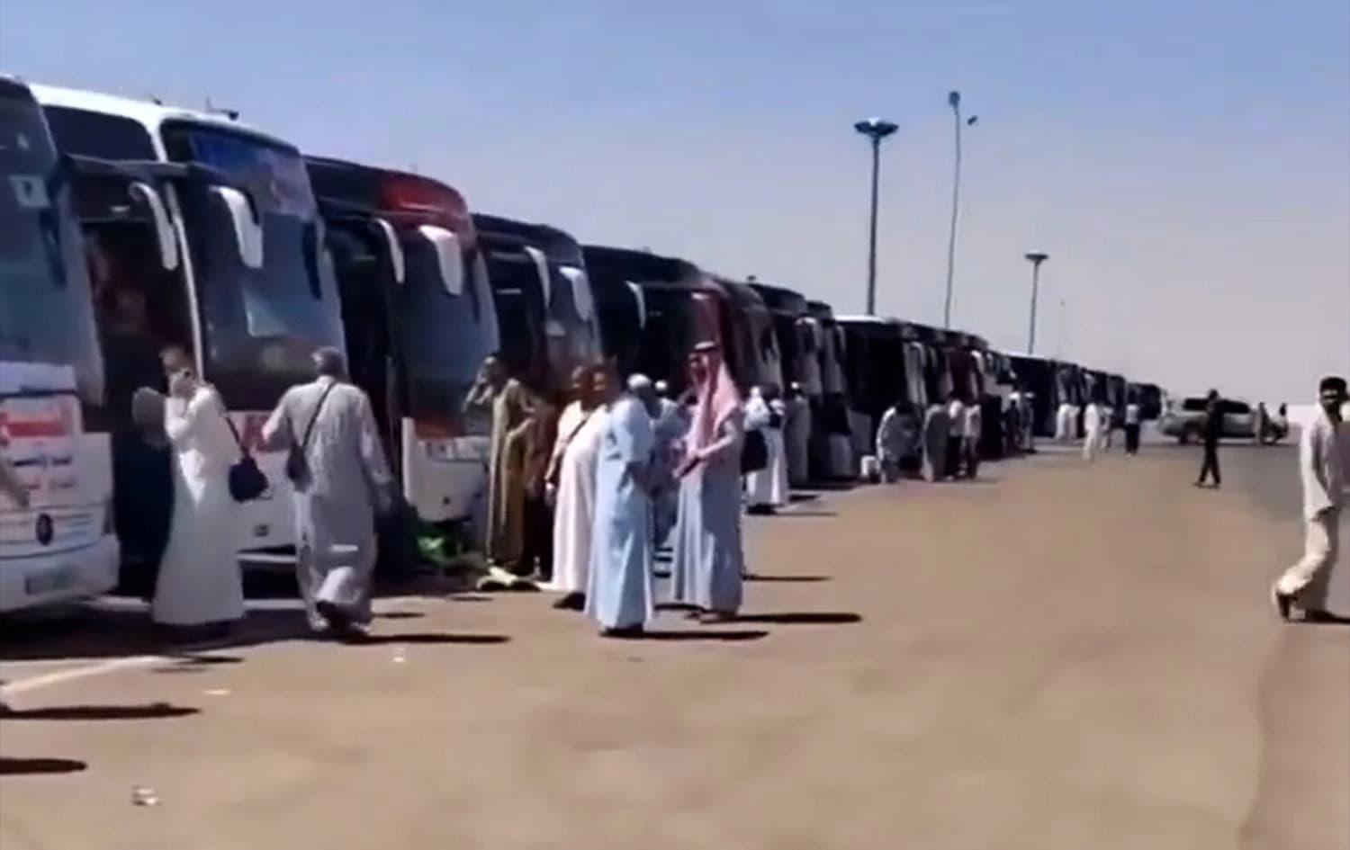 عومرەکاران لە دەروازەی سنووریی عەرعەر