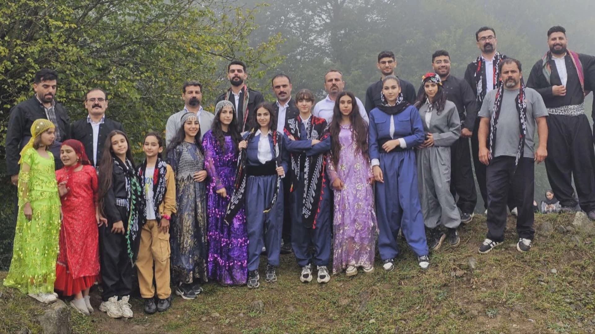 ژمارەیەک کوڕ و کچی کورد بە جلی کوردییەوە لە فێستیڤاڵەکە