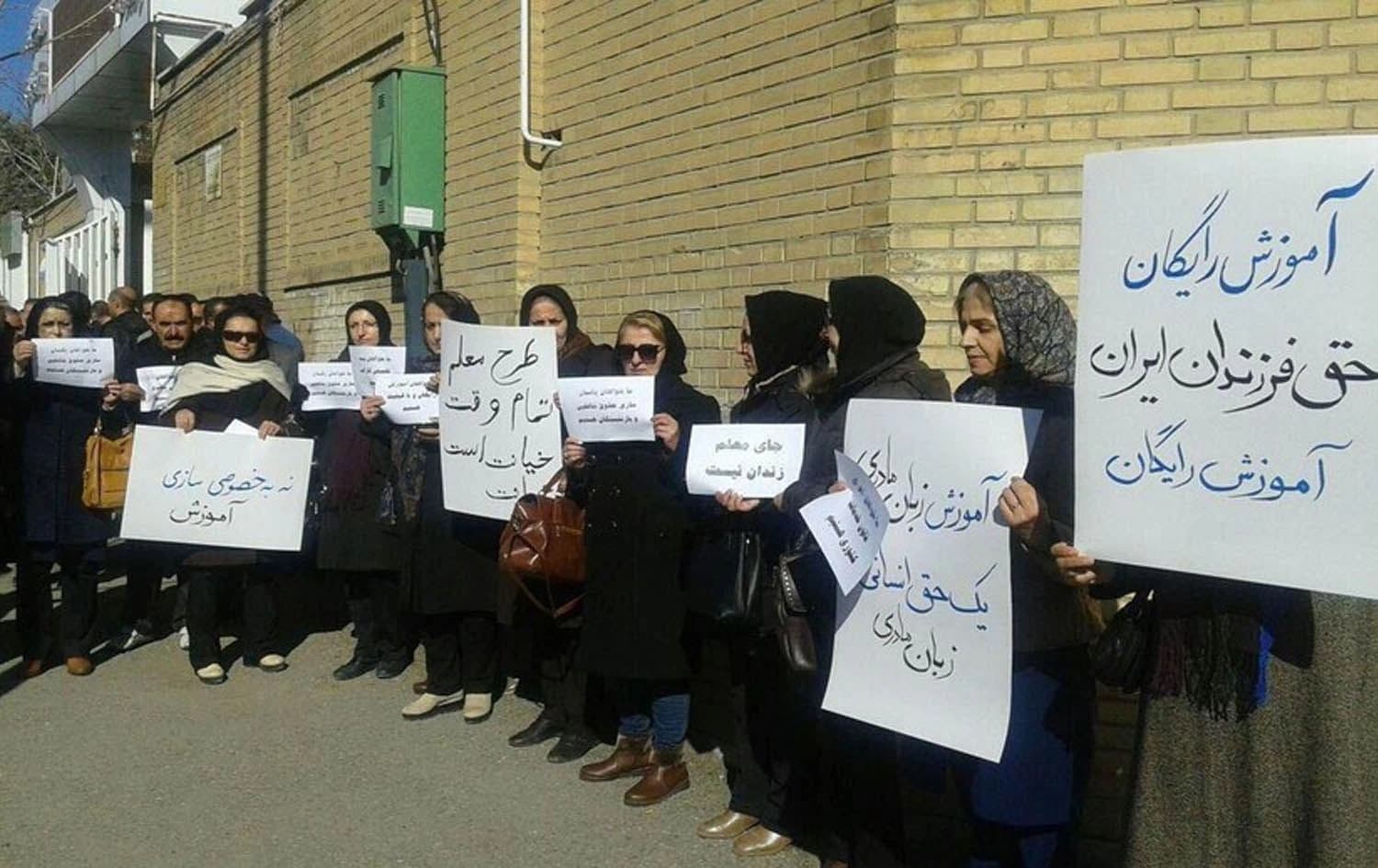 ژمارەیەک مامۆستای شاری سنە ناڕەزایی دژی سزادانی مامۆستایان دەردەبڕن