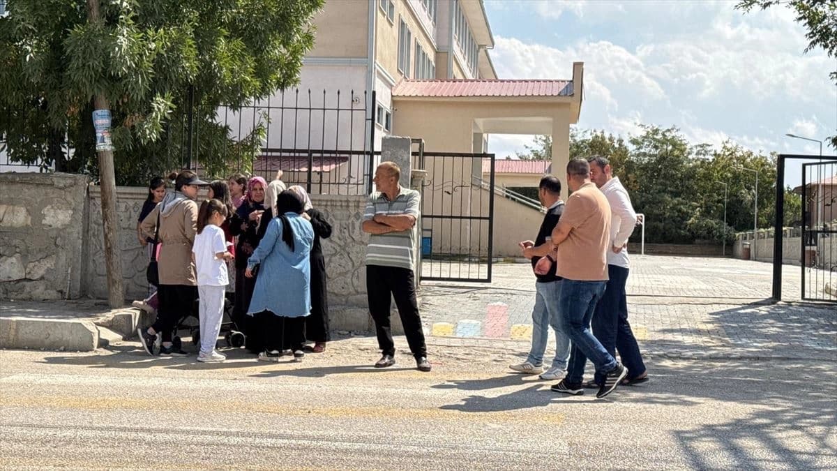 هێرشکارەکە بە چەقۆ لە سکی مامۆستایەکی داوە و مامۆستایەکی دیکەشی بریندار کردووە کە هەوڵی ناوبژیی دابوو