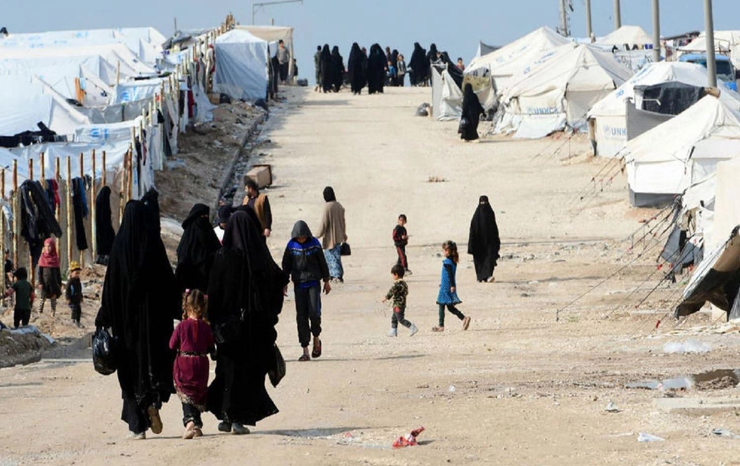 دیمەنێکی نێو کەمپی هۆل.
