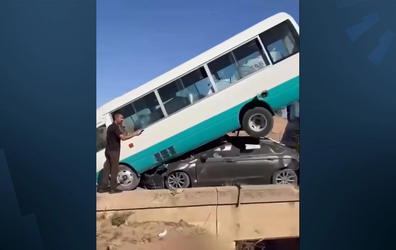 Mînîbusek li ser otomobîlekê ye / Wêne: Rûdaw