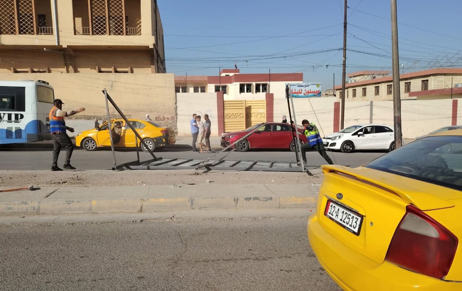 لادانی پۆستەری بانگەشەی هەڵبژاردن لەسەر شۆستەکانی شاری موسڵ.