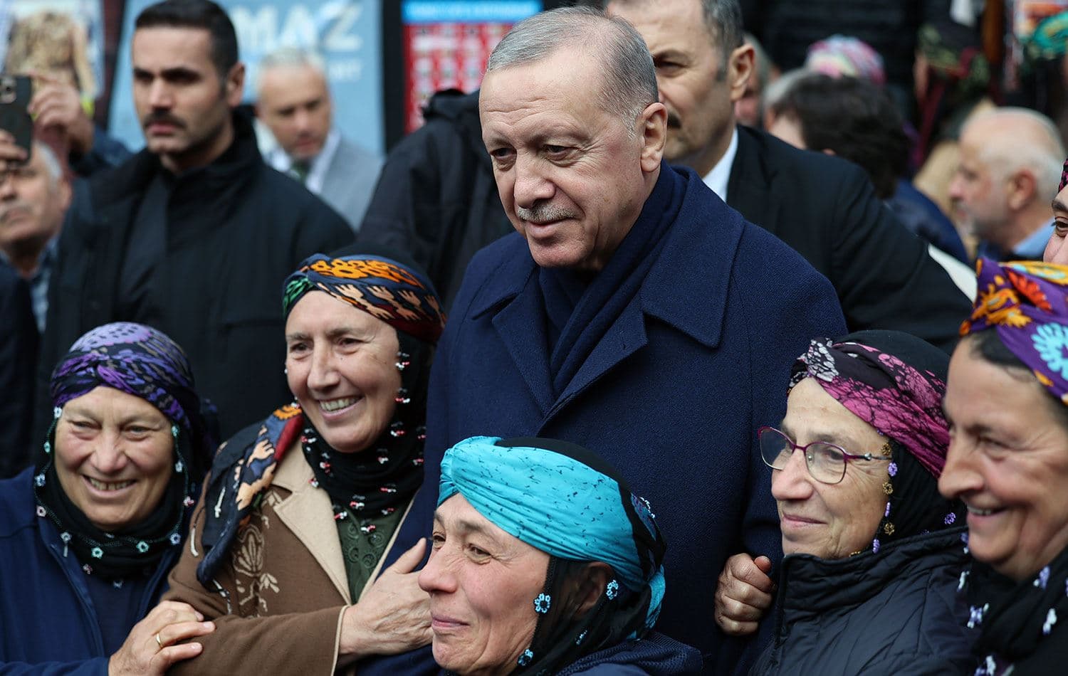 Erdoğan, bazı programlara katılmak üzere geldiği memleketi Rize'de Ayder Yaylası'nı ziyaret ederek vatandaşlarla sohbet etti. / AA