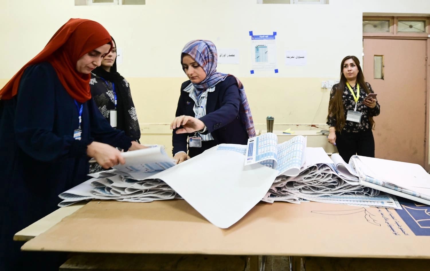 جیاکردنەوەی دەنگەکان لە بنکەیەکی دەنگدان. وێنە: بڵند تاهیر- ئەرشیفی رووداو