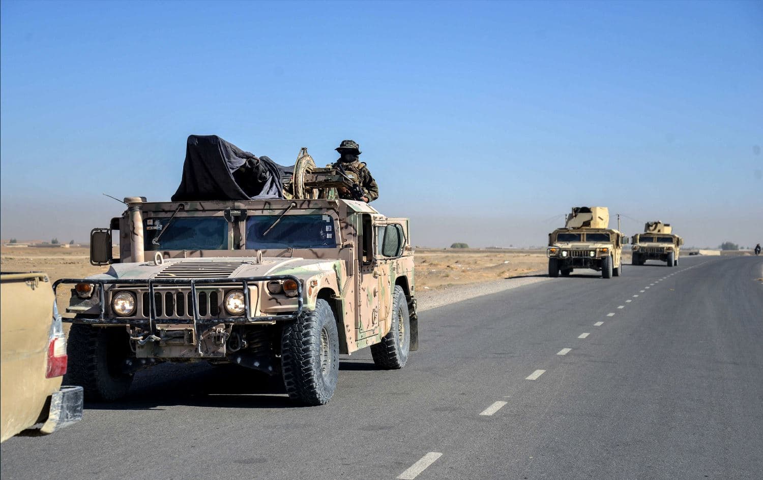  هێزەکانی ئەفغانستان لەسەر سنووری نێوان وڵاتەکەیان لەگەڵ پاکستان. وێنە: AFP