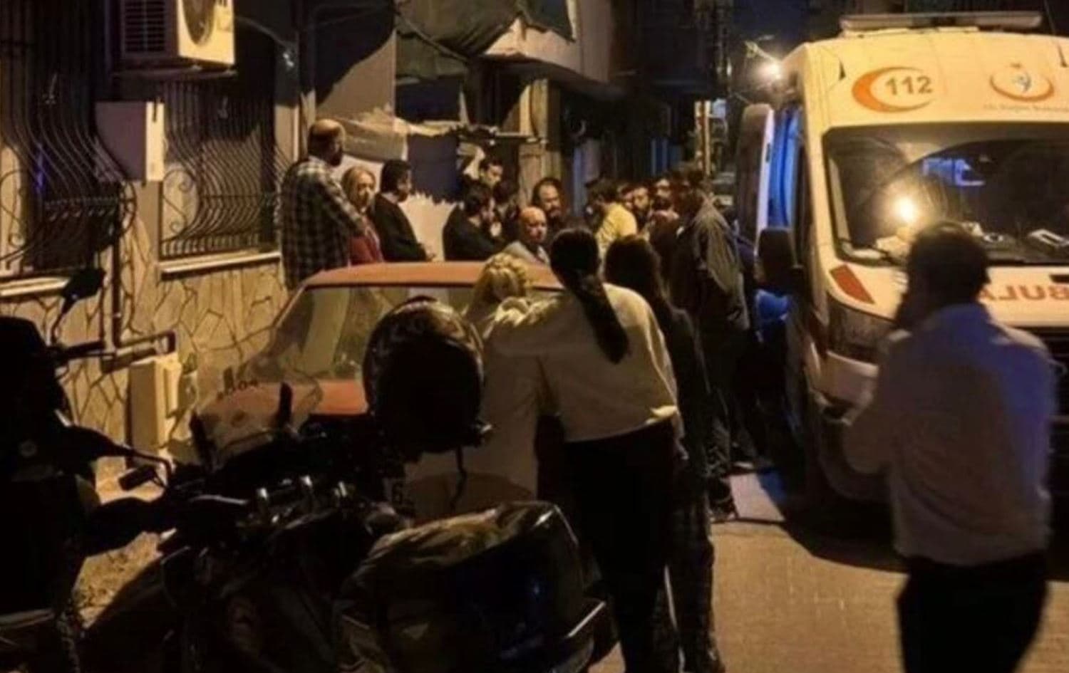بەردەم ئەو ماڵەی رووداوەکە تێیدا روویداوە.