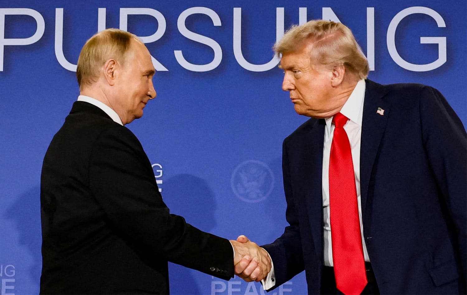 Foto: ABD Başkanı Donald Trump ile Rusya Devlet Başkanı Vladimir Putin, Ukrayna’daki savaşı sona erdirmek amacıyla yaptıkları görüşmenin ardından, 15 Ağustos 2025’te ABD’nin Alaska eyaletindeki Elmendorf-Richardson Ortak Üssü’nde düzenlenen basın toplantısında tokalaşıyor. (REUTERS/Kevin)