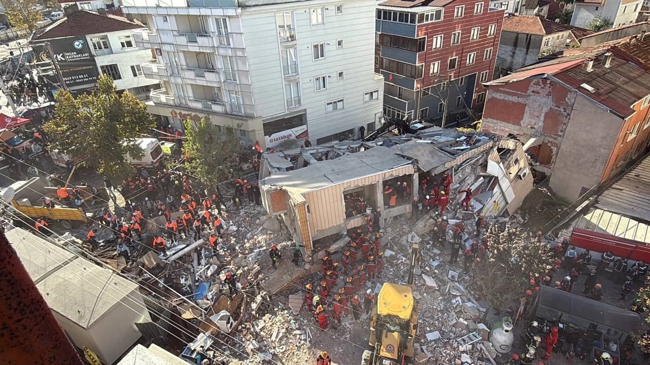 Rescue teams searching for people trapped under rubble after a building was collapses in Turkey's Kocaeli province on October 29, 2025. Photo: AA