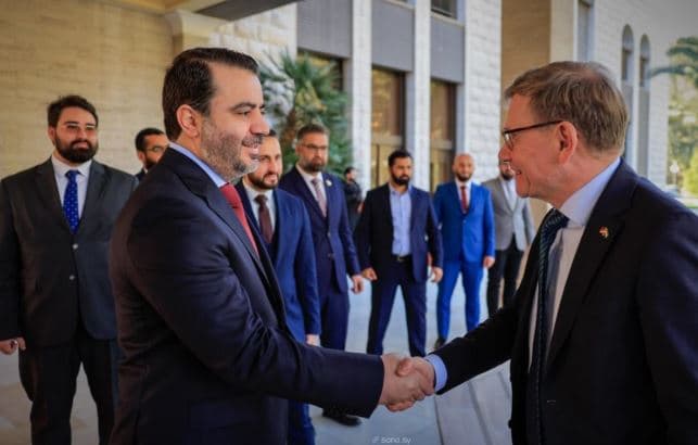 ئەسعەد شەیبانی، وەزیری دەرەوەی سووریا لە دیمەشق پێشوازی لە یۆهان ڤادێپول، وەزیری دەرەوەی ئەڵمانیا دەکات.