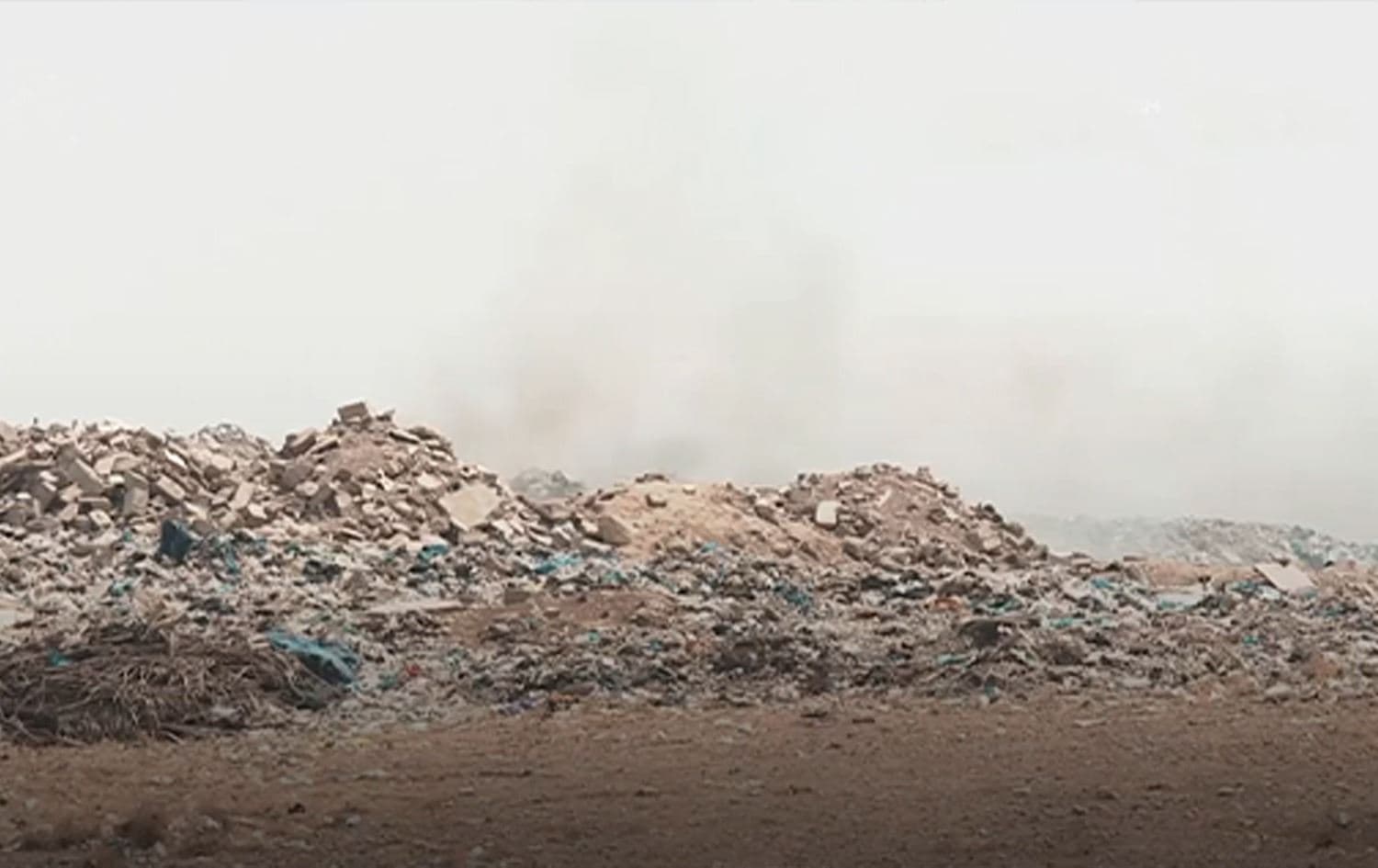 A waste landfill southwest of Erbil. August 09 2022. Photo: screengrab/Rudaw