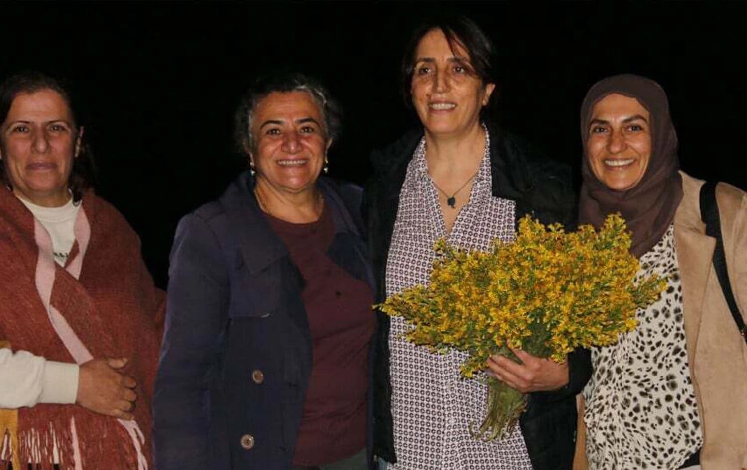 Aynur Epli(elinde çiçek olan) Foto: MA