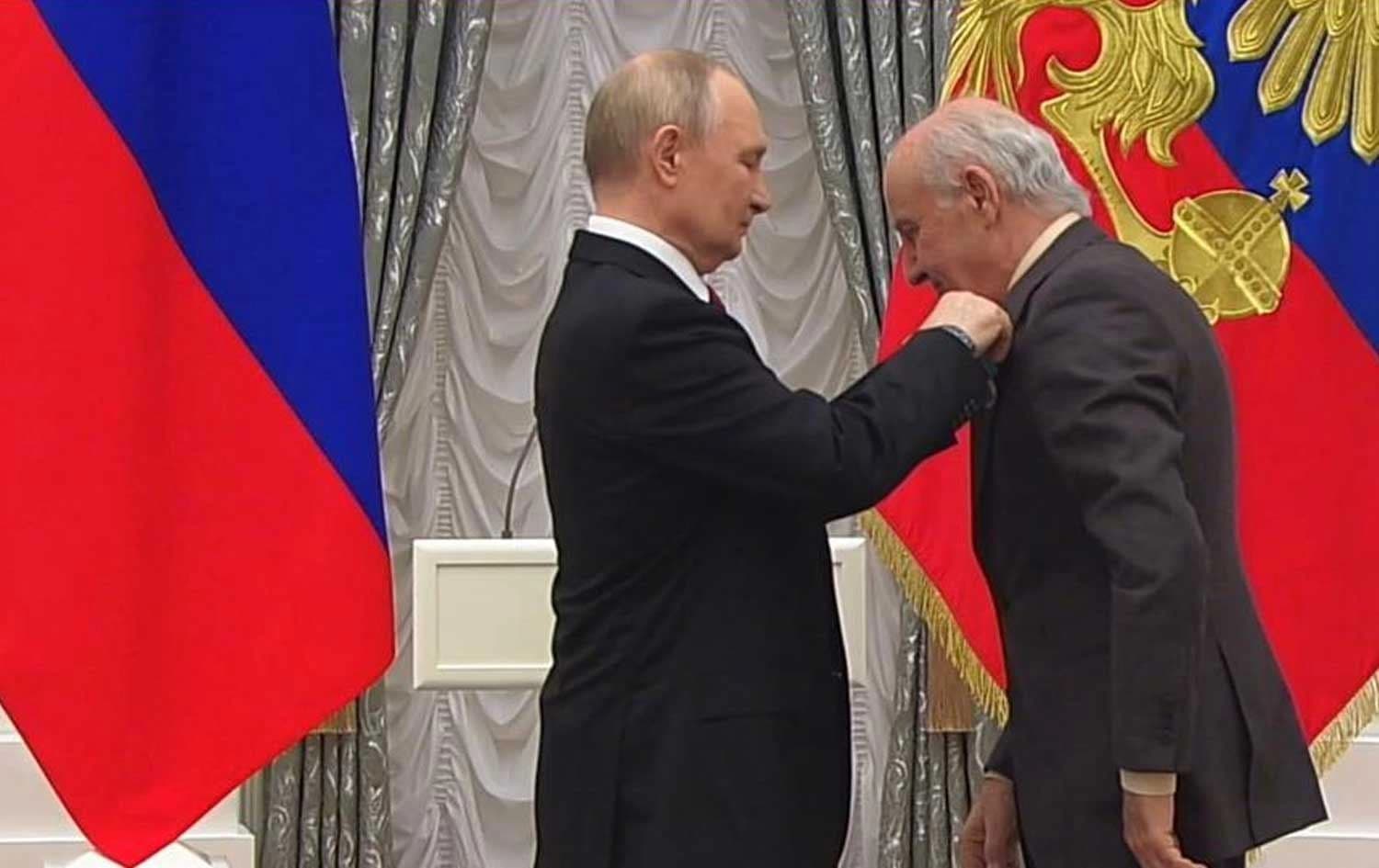 Putin Madalyaya Puşkin da zanayê Kurd Reşad Mîran / Wêne: Ji Rûdawê re hat şandin