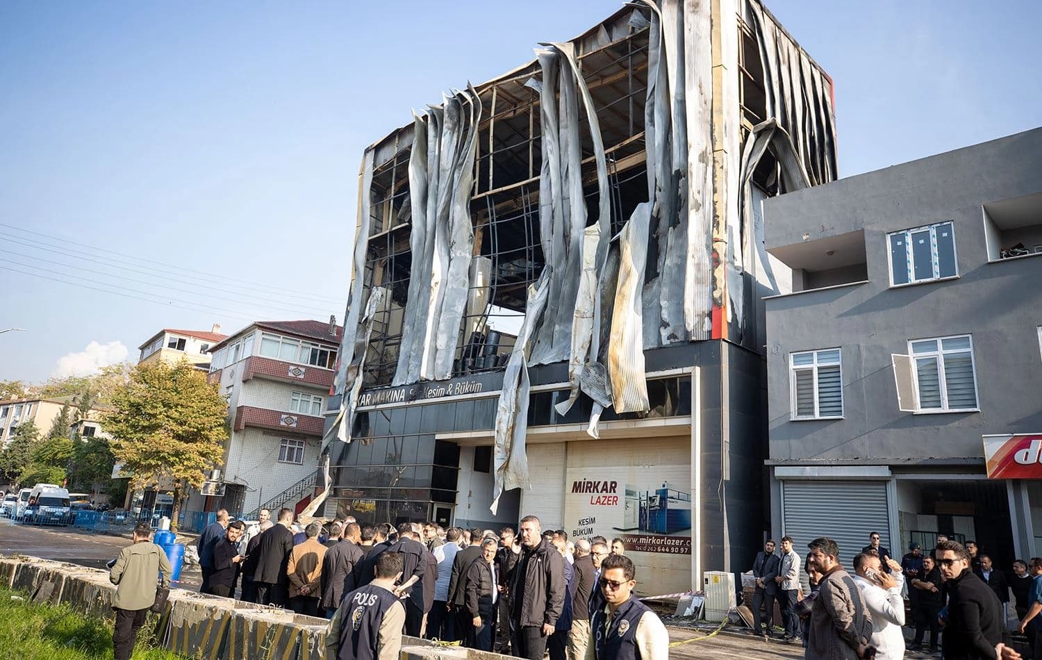 Kocaeli'nin Dilovası ilçesinde kozmetik fabrikasında çıkan yangında 6 kişi hayatını kaybetti. / AA