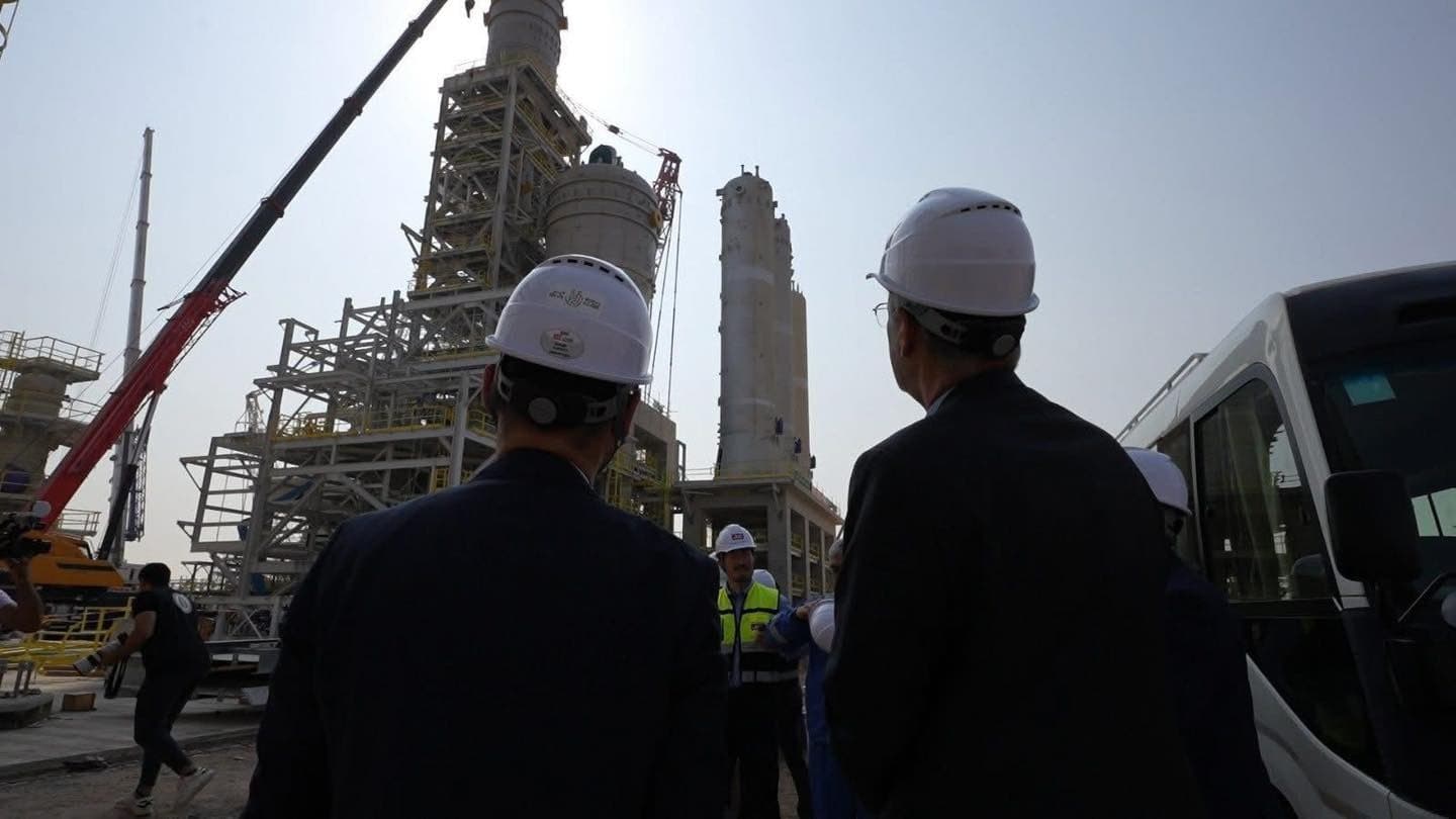 Iraqi Oil Minister Hayan Abdul Ghani (right) looks over the Fluid Catalytic Cracking (FCC) project in Basra, two days before its inauguration on October 25, 2025. Photo: Ministry of Oil