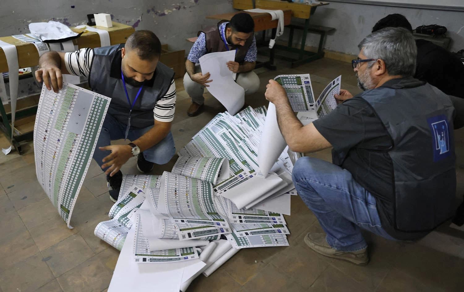 جیاکردنەوەی دەنگەکان لە دەنگدانی تایبەت بۆ هەڵبژاردنی پەرلەمانی عێراق لە بنکەیەکی دەنگدان. وێنە: AFP