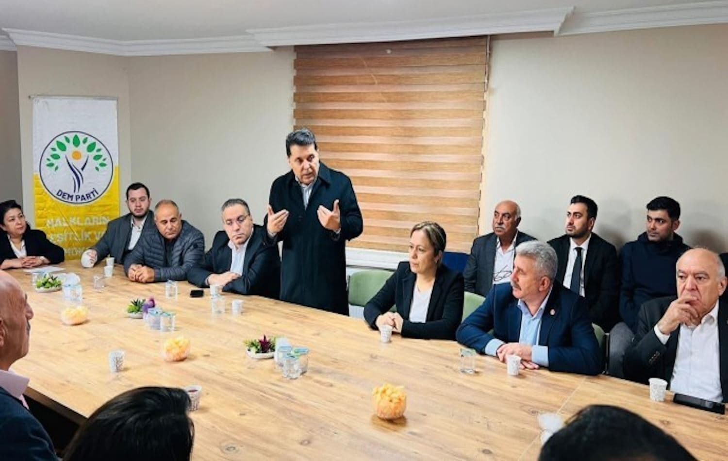 Ahmet Ozer çû serdana Rêxistina Esenyurtê ya DEM Partiyê / Wêne: MA