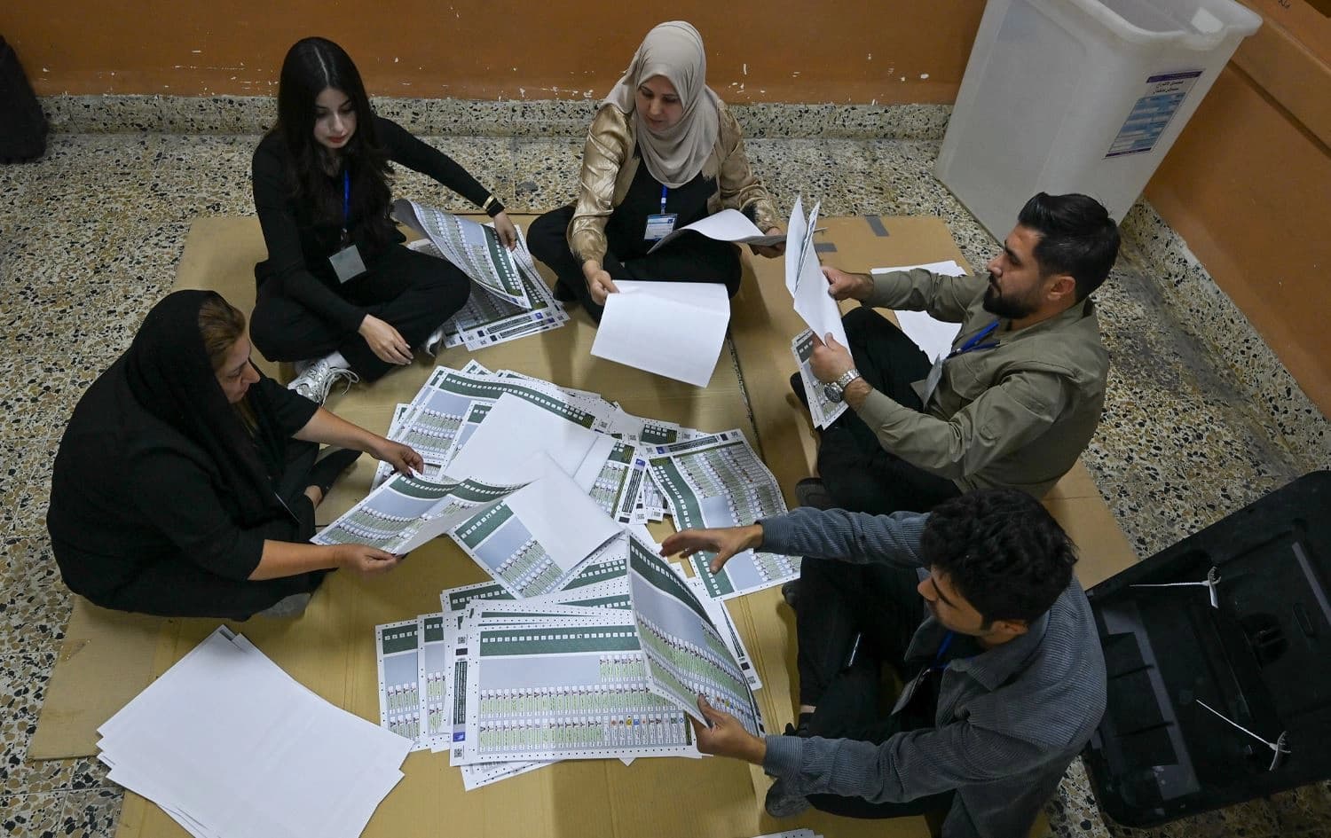  کردنەوەی سندووقێکی دەنگدان لە بنکەیەکی دەنگدان لە هەولێر. وێنە: بڵند تاهیر- رووداو