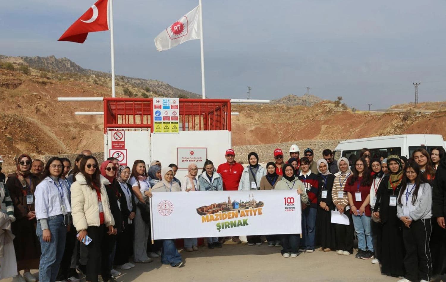 Öğrenciler, Gabar'da hatıra fotoğrafları çektirdi. / AA