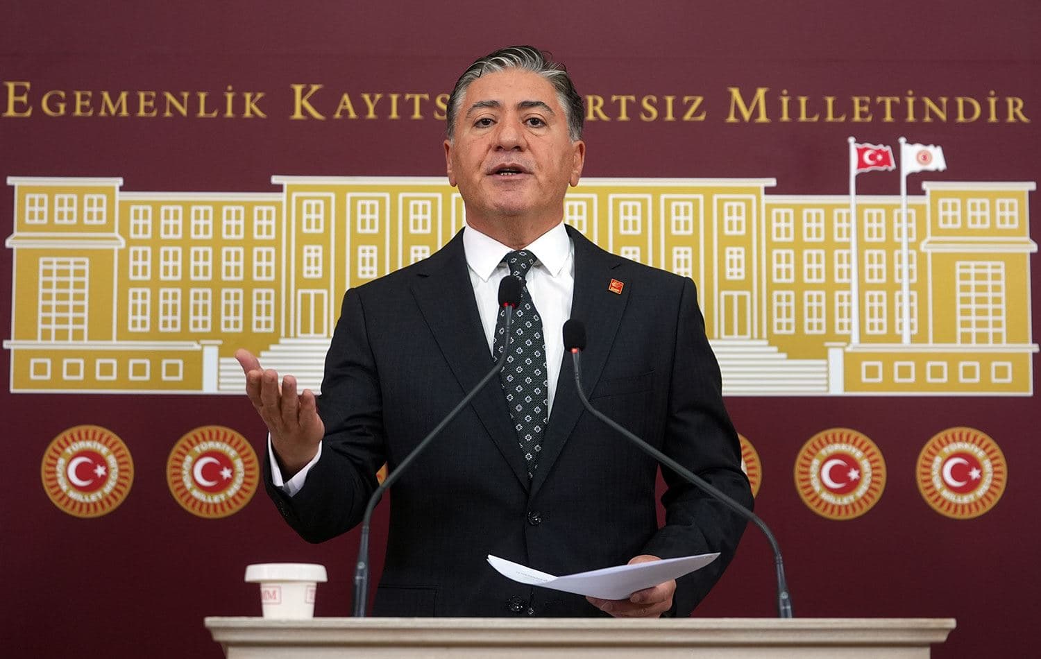 CHP Grup Başkanvekili Murat Emir, Meclis'te basın toplantısı düzenlerken. / AA 