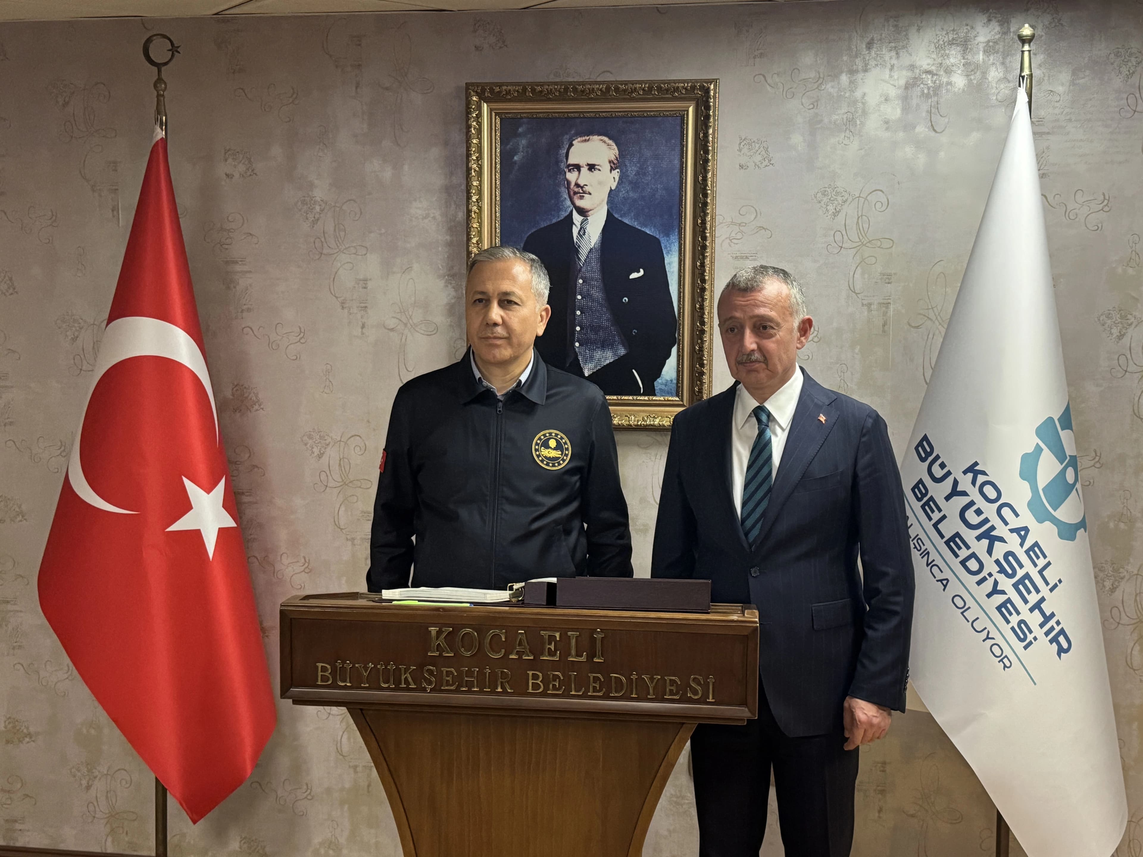 Foto: Türkiye İçişleri Bakanı Ali Yerlikaya (solda), Kocaeli'de çeşitli ziyaretler gerçekleştirdi, Türkiye'nin Huzuru Toplantısı'na katıldı. Yerlikaya, Kocaeli Büyükşehir Belediye Başkanı Tahir Büyükakın'ı (sağda) ziyaret etti/AA