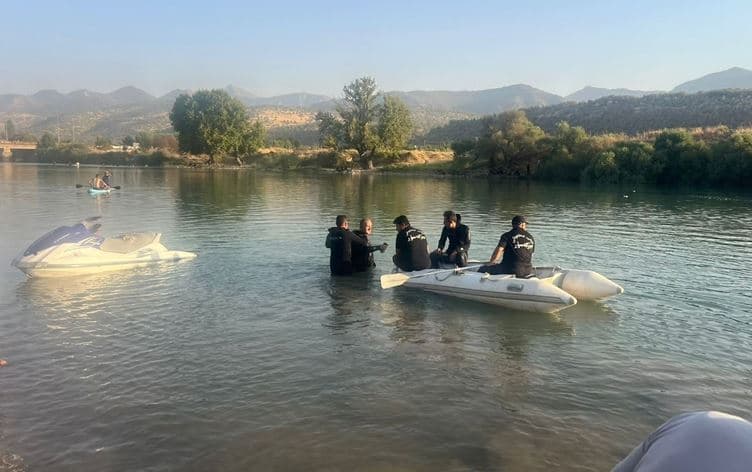 تیمێکی بەرگریی شارستانیی بەدوای تەرمی دوو منداڵ دا دەگەڕێت لە زێی گەورە. وێنە: ئەرشیفی رووداو