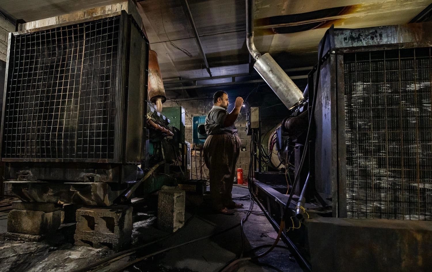 A generator operator maintaining a neighbourhood generator in the Kurdistan Region. Photo: Bilind T. Abdullah / Rudaw