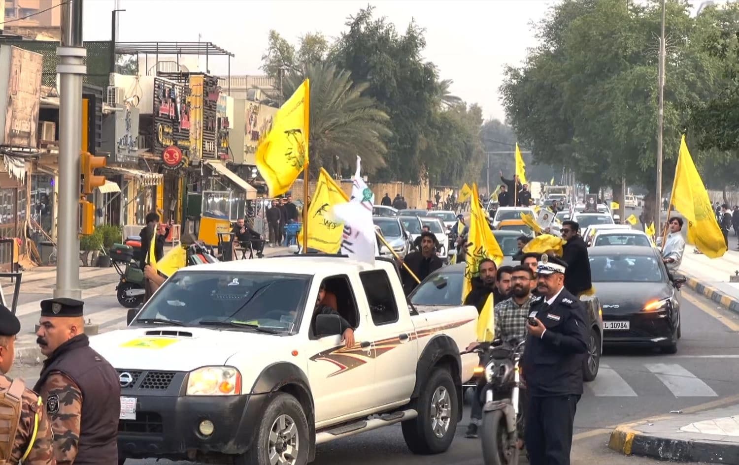 Protesters in cars carrying flags of Harakat al-Nujaba in Baghdad on December 5, 2025. Photo: screengrab/Rudaw