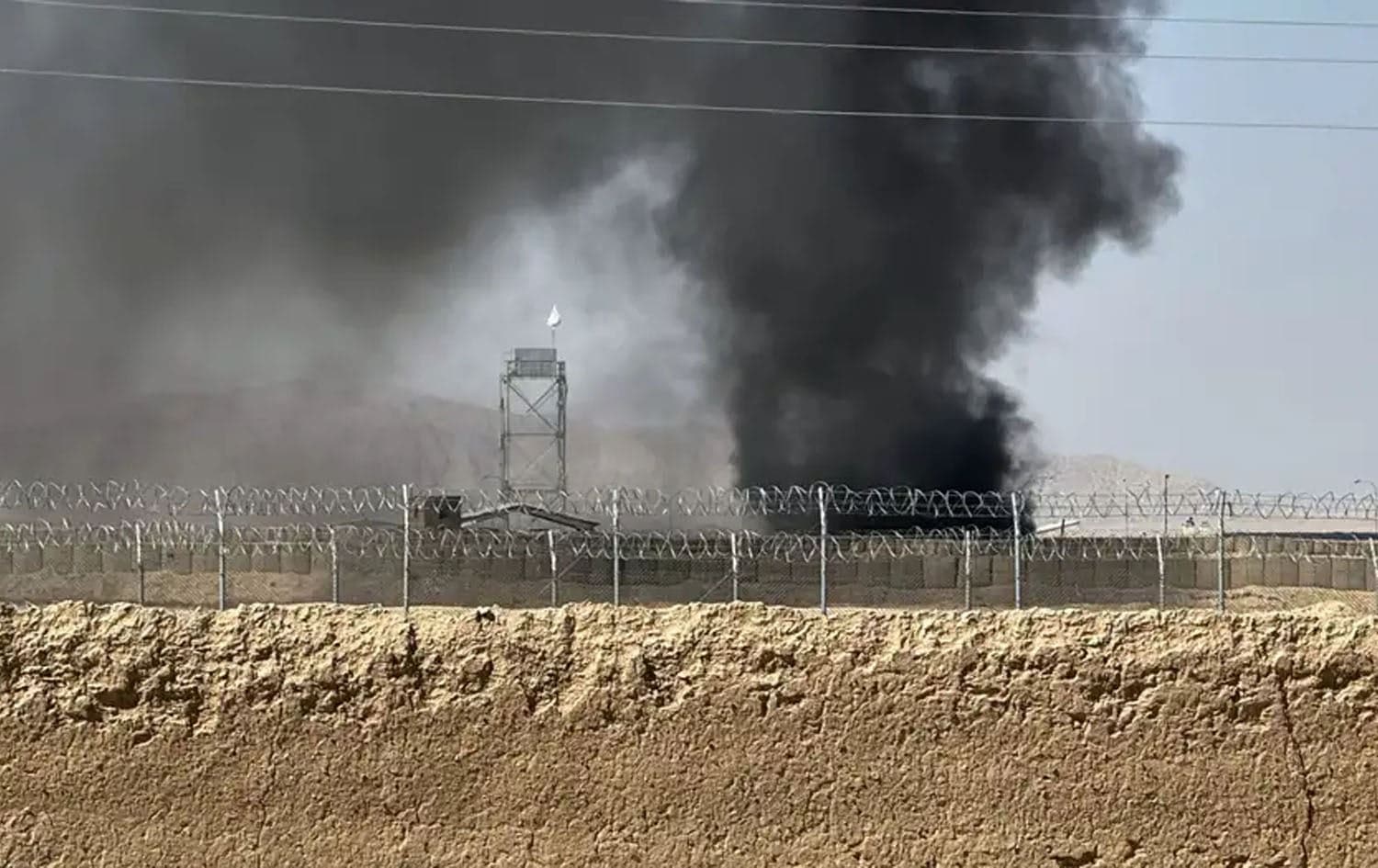 دووکەڵ لە شوێنی پێکدادانێکی پێشووی نێوان ئەفغانستان و پاکستان بەرز دەبێتەوە