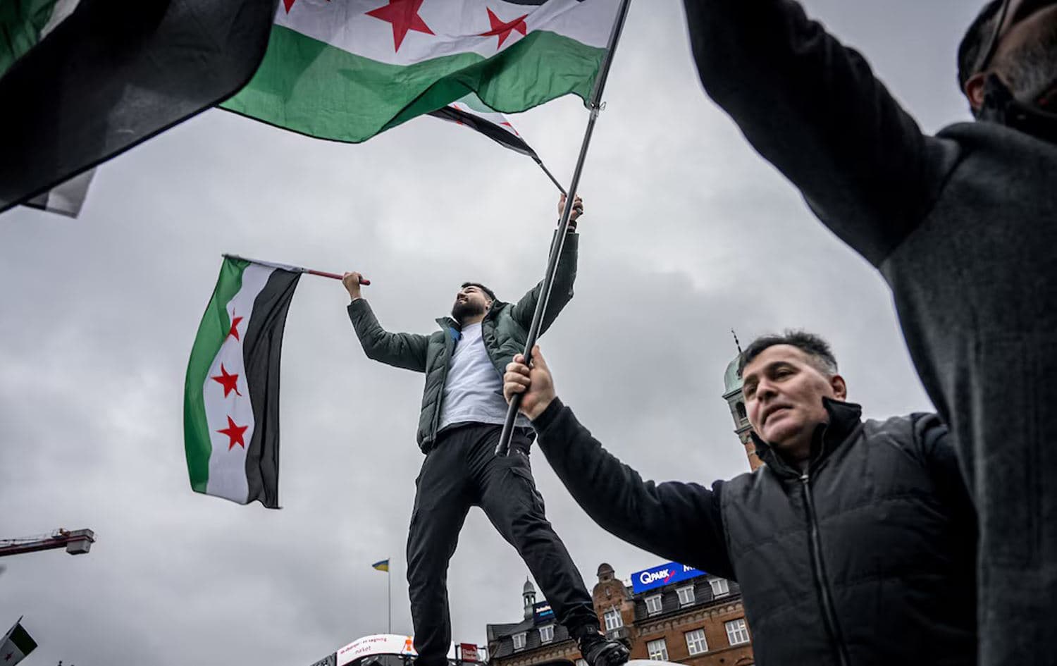 ئاهەنگگێڕانی سووریاییەکان بەبۆنەی رووخانی رژێمی ئەسەد.
